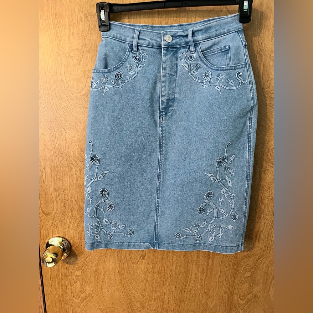 Women’s Lafei Nier Size 3 Embroidered Floral Light Blue Denim Pencil Skirt EUC